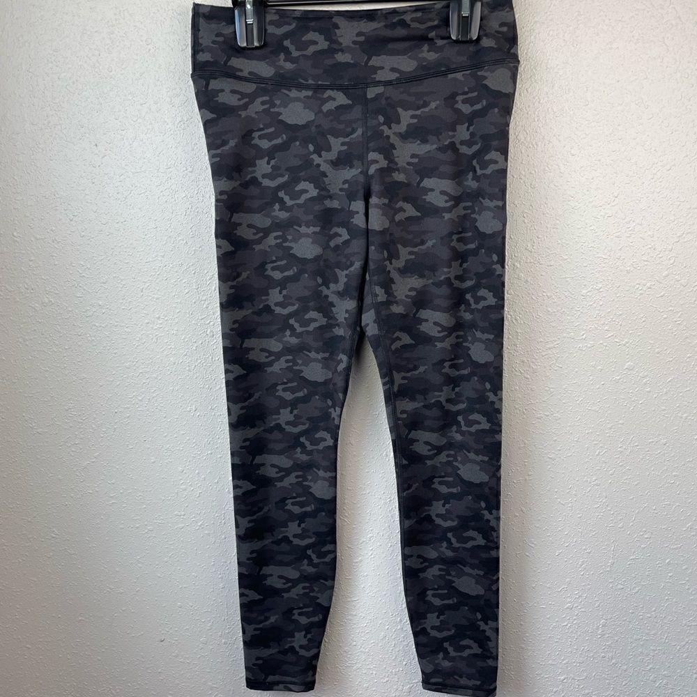 Fabletics Capri Camo Leggings Size L EUC